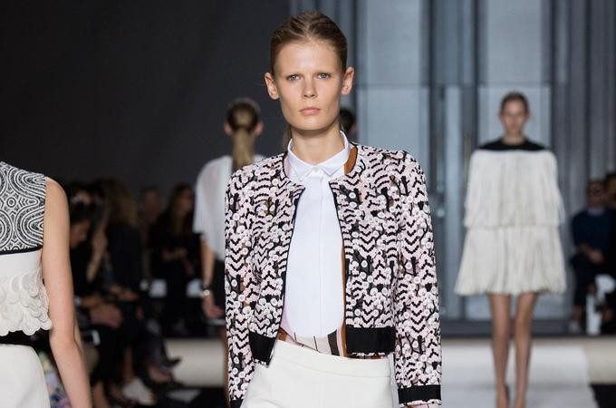 Очень женственно: видео с показа Giambattista Valli S/S 2015