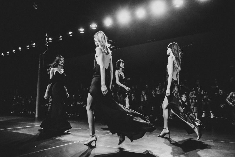 Больше блеска: гранжевая коллекция Saint Laurent весна-лето 2016