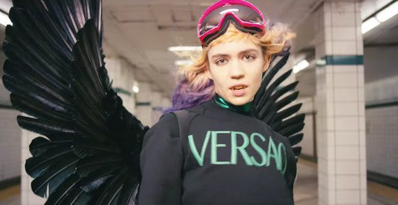 Comme des Garçons и Versace в новом клипе Grimes