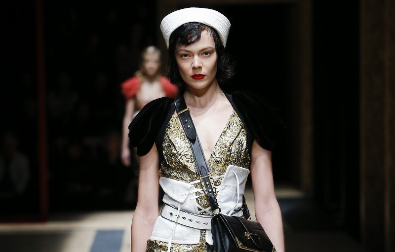 Возвращение корсетов: Prada представили коллекцию F/W 2016