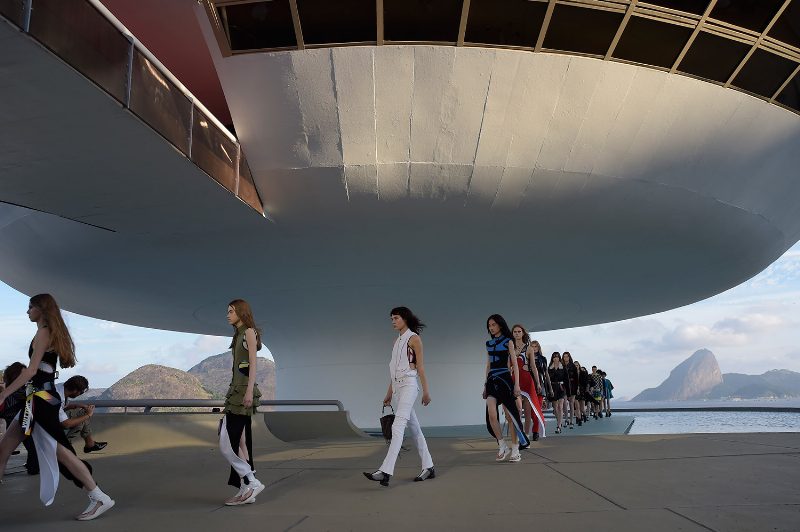 Магазин Louis Vuitton в Рио-де-Жанейро ограбили