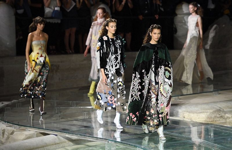 Ходили по воде: невероятный показ Fendi