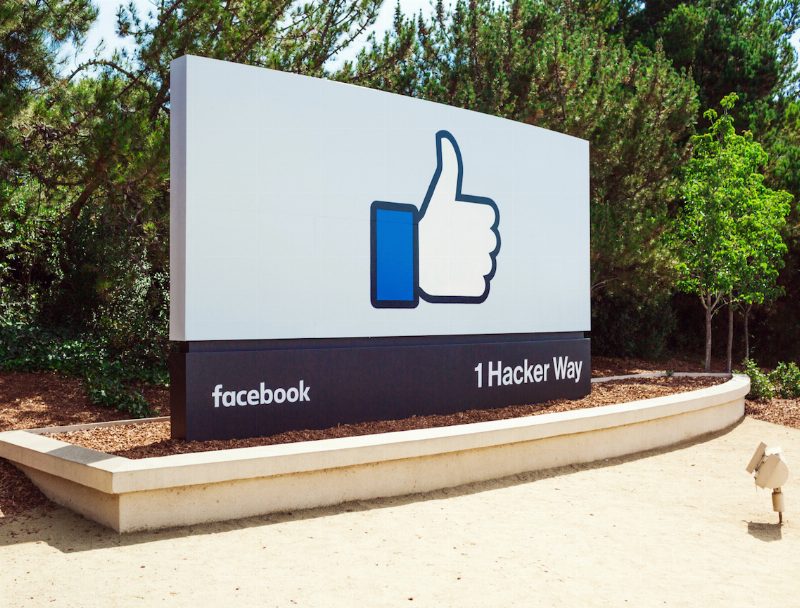 Facebook начнет борьбу с желтыми заголовками
