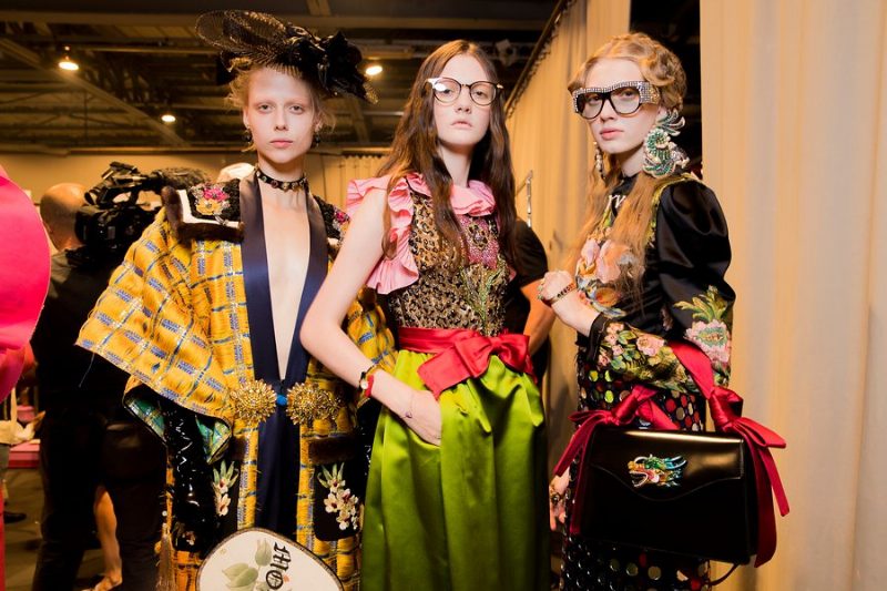 Розовый бархат и сигаретный дым на показе Gucci Spring/Summer 2017 в Милане