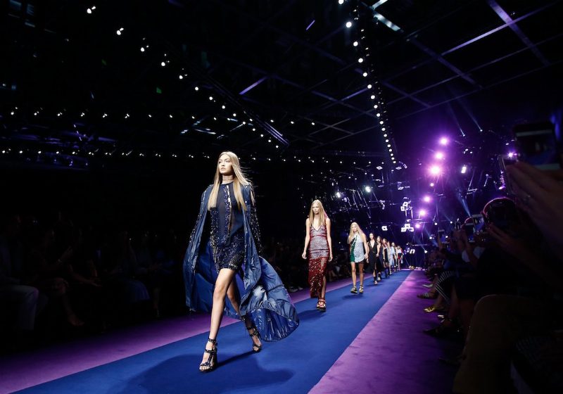Все, что нужно знать о показе Versace на Milan Fashion Week