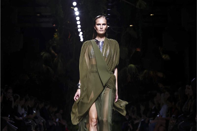 Алла Костромичева на показе Balmain S/S'17 в Париже