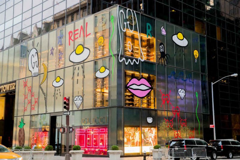 Gucci обклеил свой флагманский магазин в Нью-Йорке стикерами