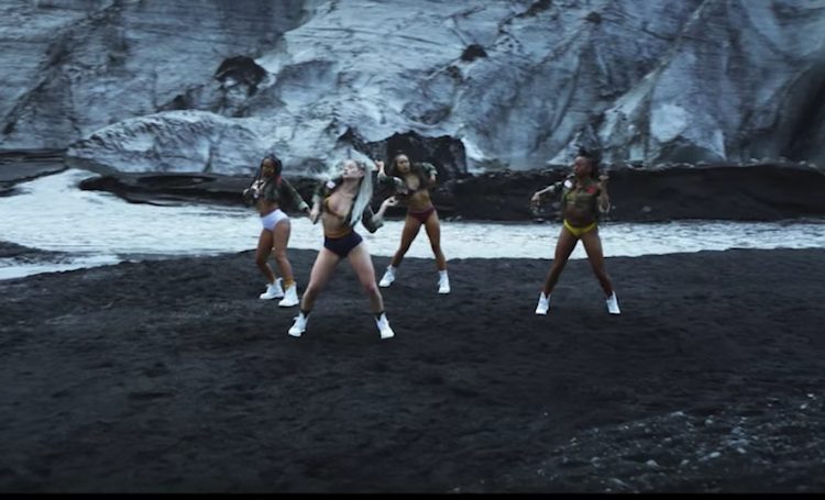 Превращаем вечер четверга в пятницу под новый клип Major Lazer на композицию "Cold water"