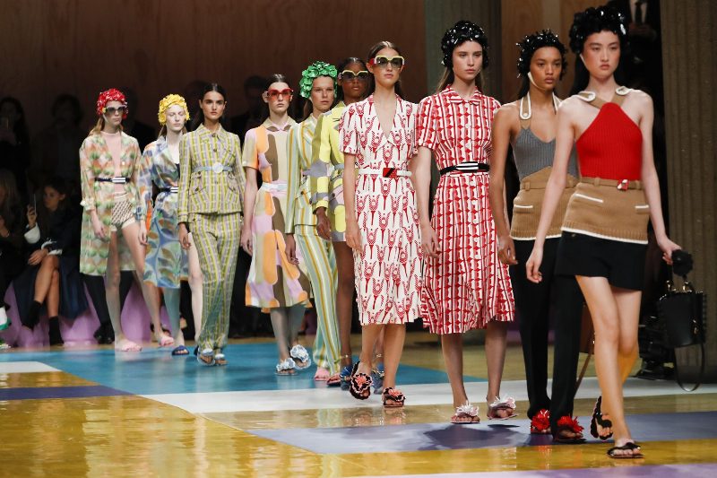 Пляжные ретро-фантазии в коллекции Miu Miu S/S'17 в Париже