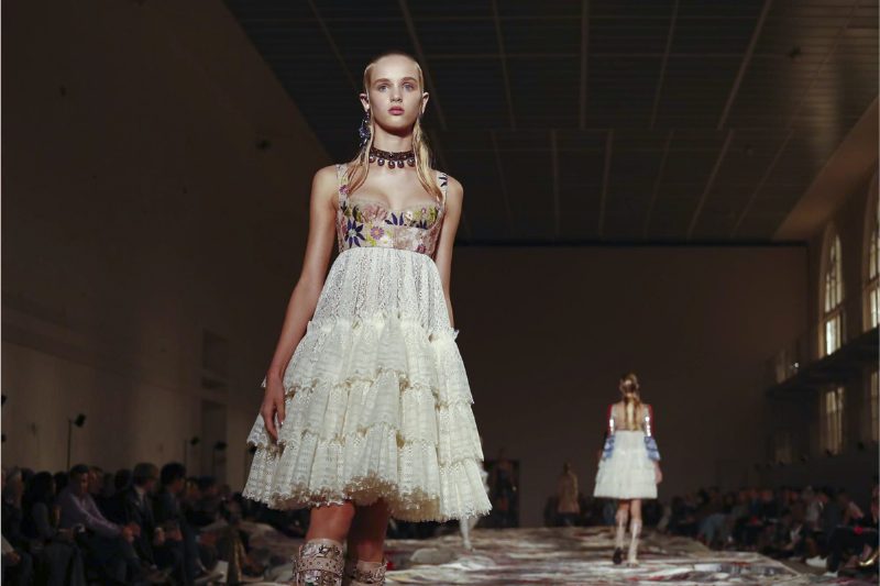 Показ Alexander McQueen S/S'17 в Париже