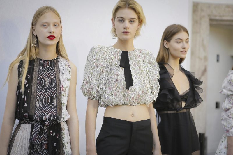 Женственные силуэты в коллекции Giambattista Valli S/S'17 в Париже