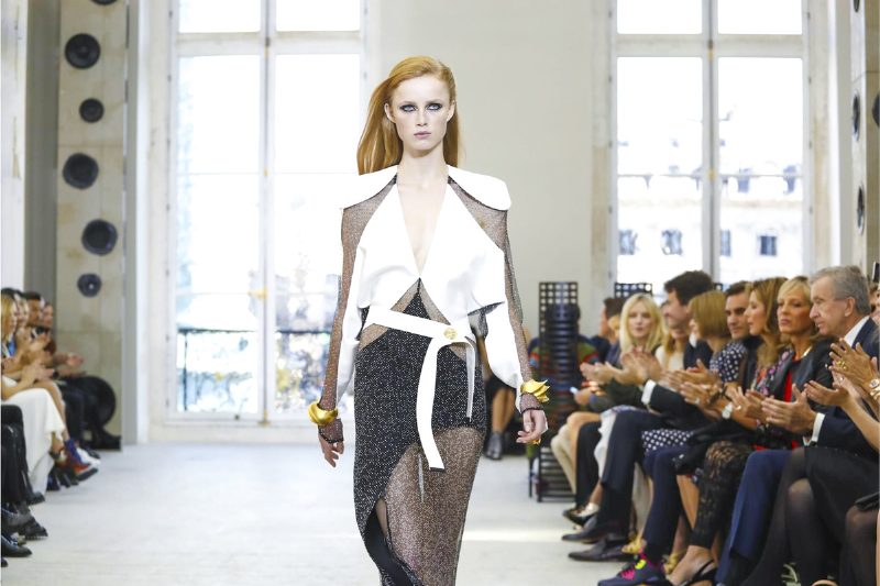 Ассиметричный крой и обилие вырезов в коллекции Louis Vuitton S/S'17 в Париже