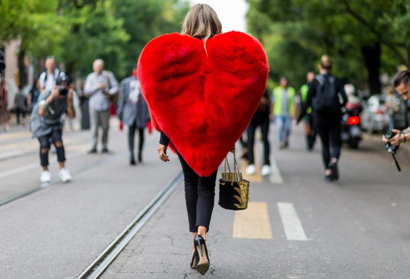 С любовью от Saint Laurent: Как красное пальто в виде сердца покорило звезд стритстайла