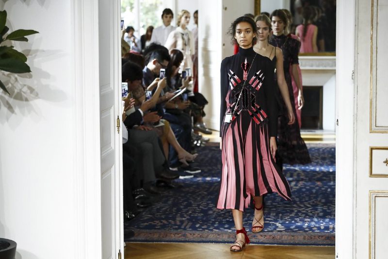 Романтическая сказка в исполнении Пьерпаоло Пиччоли для Valentino S/S'17 в Париже