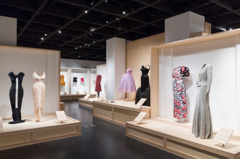 Институт костюма в Метрополитен-музее представил выставку "Masterworks: Unpacking Fashion"