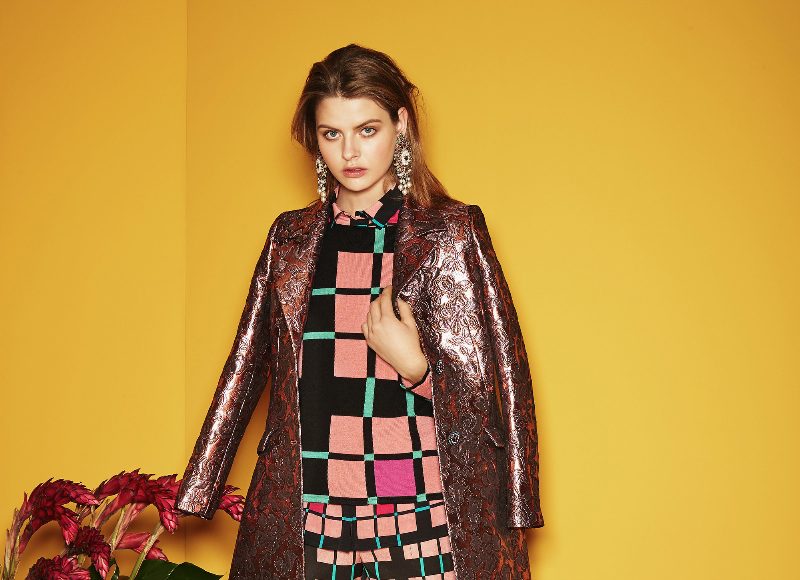 Геометрические паттерны и яркие цветы в лукбуке Etro Pre-Fall 2017