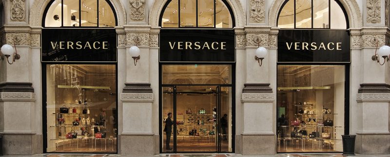 Сотрудник итальянского бренда Versace обвинил компанию в расовой дискриминации