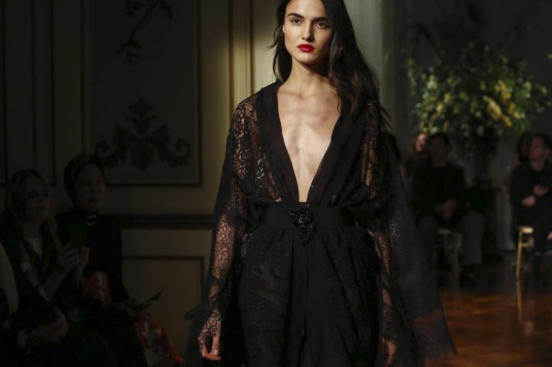 Кружева, мех и велюр на показе Alberta Ferretti Pre-Fall 2017 в Милане