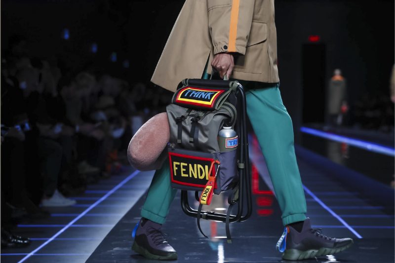 Леопардовый мех на мужском показе Fendi Fall 2017 в Милане