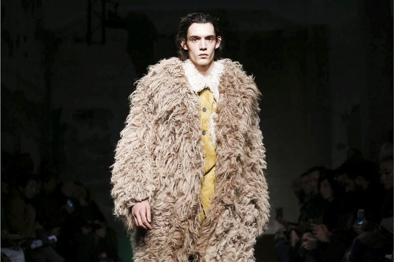Яркие цвета, обилие меха и возвращение пижамного стиля в коллекции Marni Fall 2017