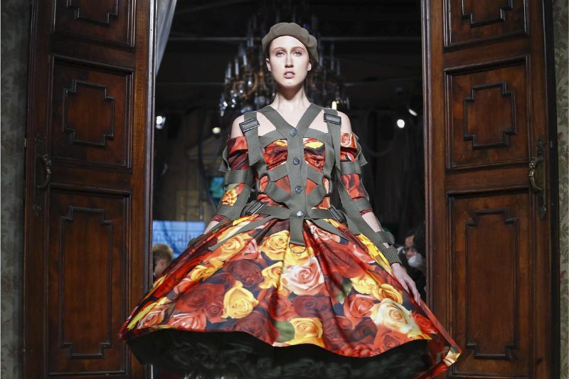 Военная тематика и камуфляж на показе Moschino Fall 2017 в Милане