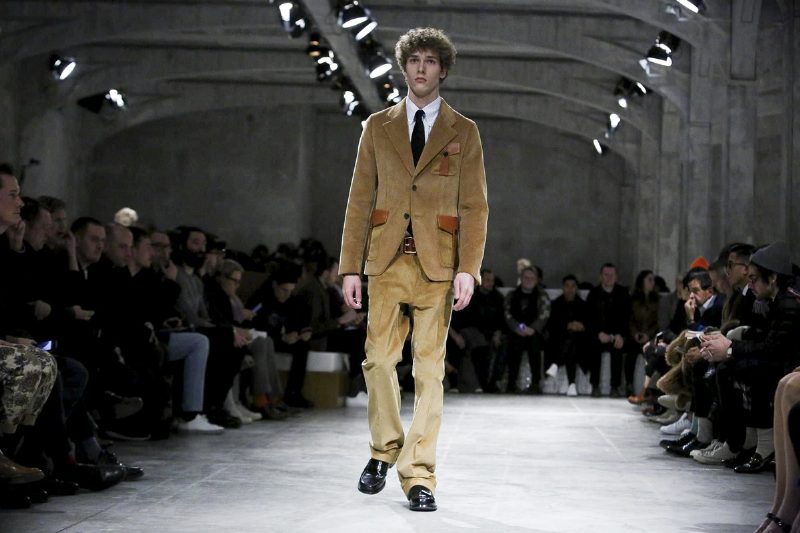 Мотивы 70-х на мужском показе Prada Fall 2017 в Милане