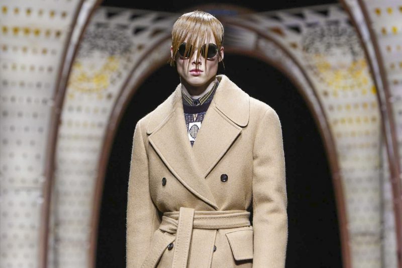 Показ мужской коллекции Versace Fall 2017 в Милане