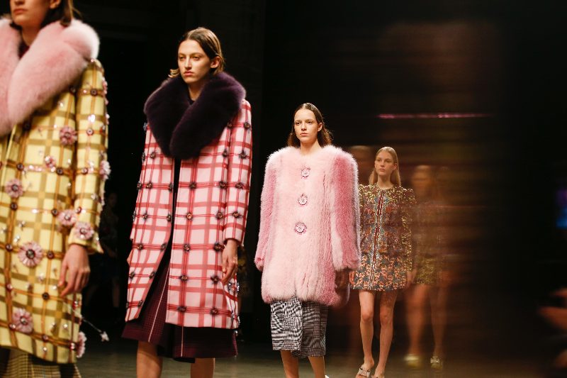 Сюрреалистичный мир на показе Mary Katrantzou FW 17-18