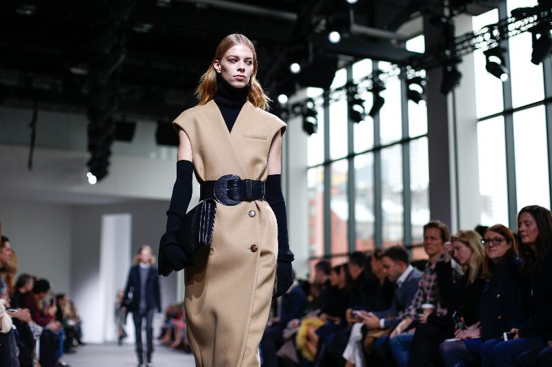 Деконструкция и объем в коллекции Michael Kors Collection FW 17-18