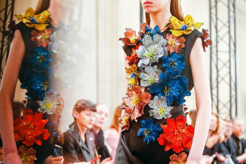 Футуристические силуэты в коллекции Christopher Kane FW 17-18