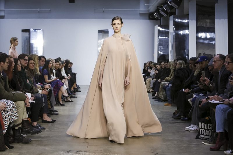 Простые силуэты на показе Carolina Herrera FW 17-18