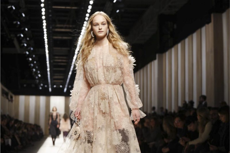 Перфорация на ткани и темный мех в коллекции Fendi FW 17-18