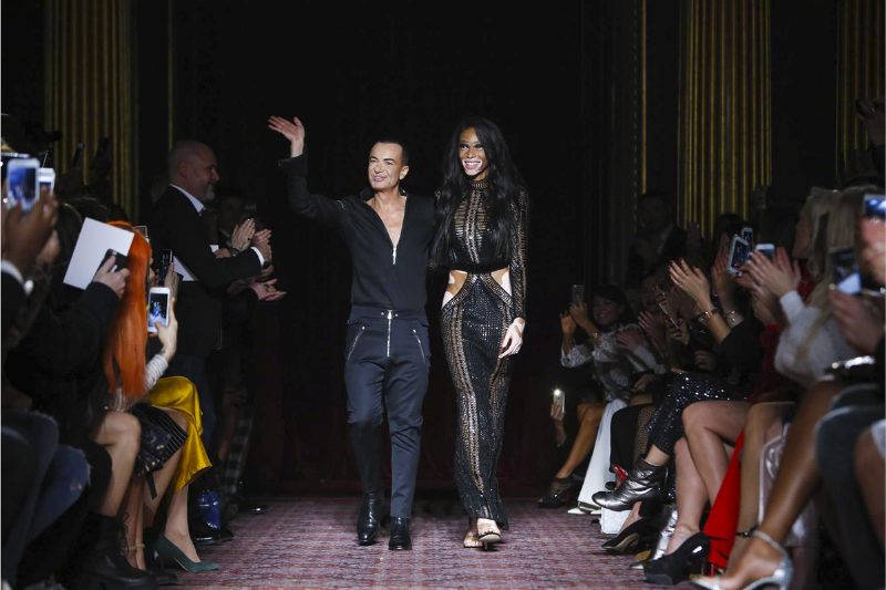 Обилие блеска в коллекции Julien Macdonald FW 17-18