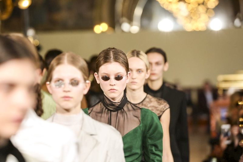 Женственные корсеты в коллекции Olivier Theyskens FW 17-18