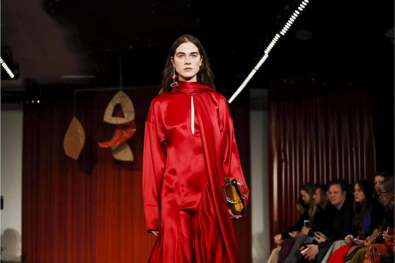 Огненный красный на показе Roksanda FW 17-18