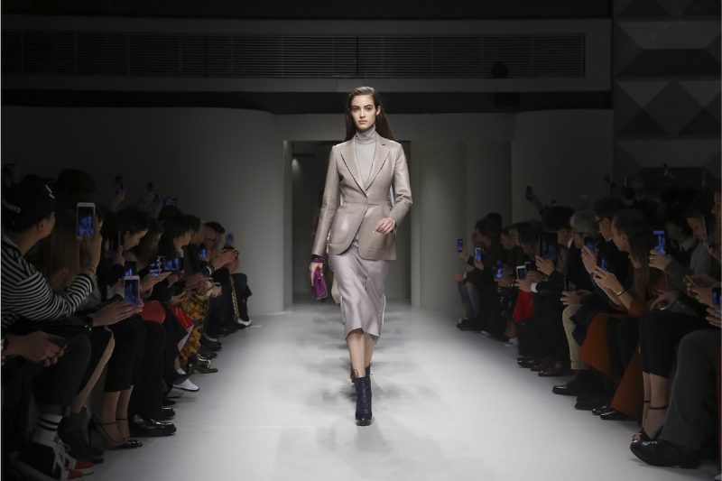 Прямые силуэты в коллекции Salvatore Ferragamo FW 17-18