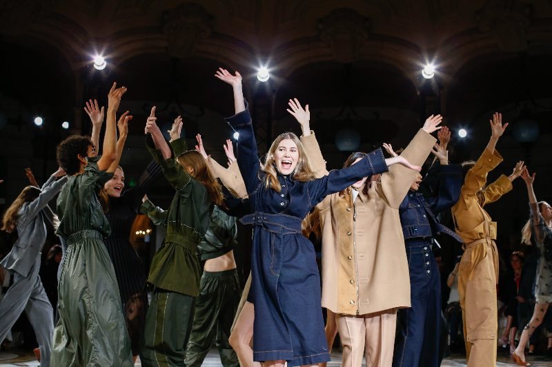 Танцевальный финал на показе Stella McCartney FW 17-18