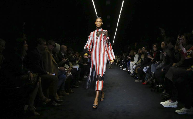 Мех, цветная кожа и кружева в коллекции Loewe FW 17-18