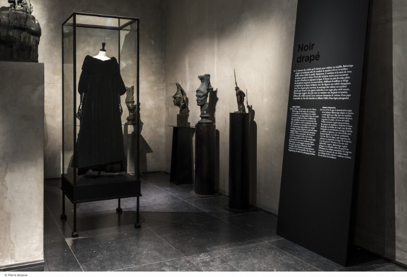Back to Black: Французский бренд Balenciaga организовал выставку черных платьев
