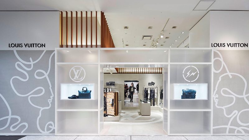 Кожаный медведь и множество сумок: первый взгляд на коллаборацию Louis Vuitton x fragment design