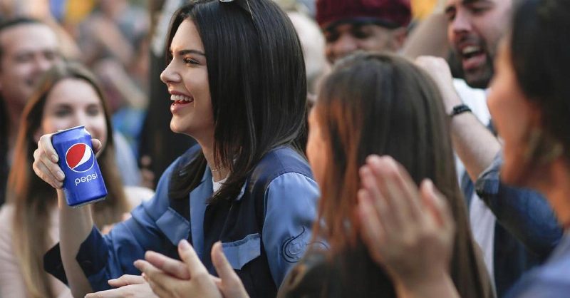 Кендалл Дженнер положила конец расизму в новой рекламе Pepsi