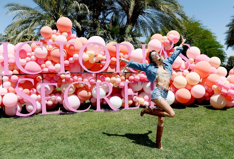 Модели Victoria's Secret рассказали о стиле на фестивале Coachella