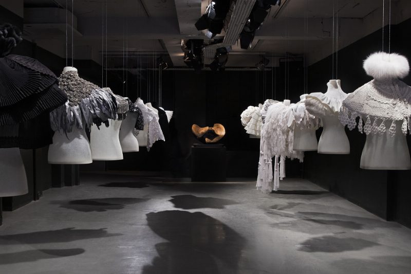 Бренд Burberry организует выставку накидок The Cape Reimagined в Нью-Йорке и Лос-Анджелесе