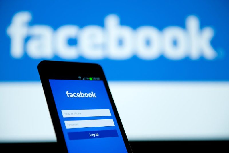 Плохая социальная сеть: Facebook сокращает работу аккумулятора в несколько раз