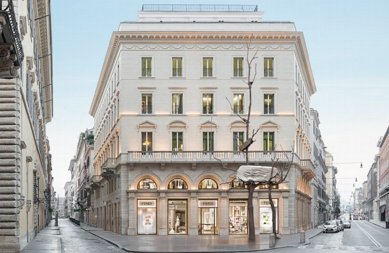 Итальянский бренд Fendi подарил Риму скульптуру