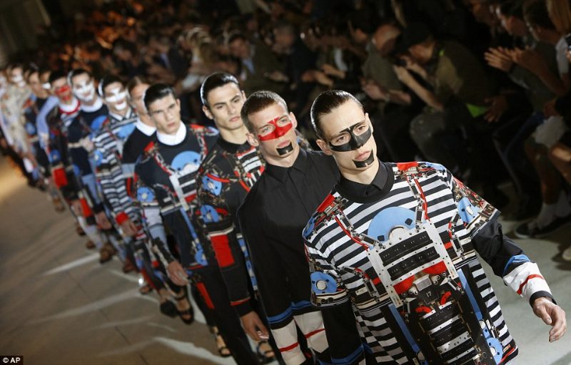 Givenchy проведет показ мужской коллекции в своем шоуруме