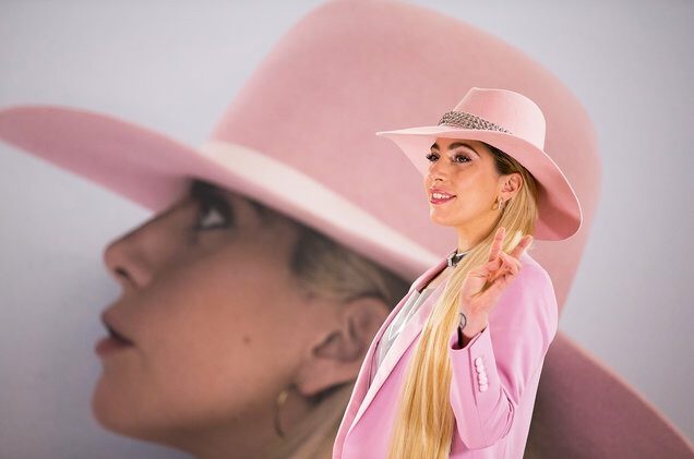 Леди Гага в коллаборации с Urban Outfitters для поддержки концертного тура Joanne