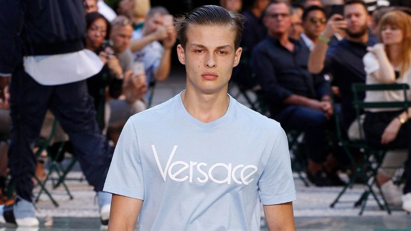 Ностальгия по 80-м и 90-м в мужской коллекции Versace весна-лето 2018