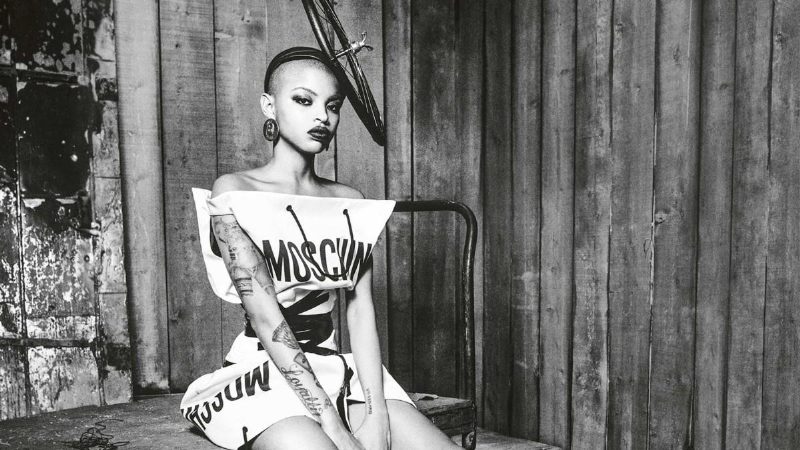 Бумага, дерево и вечерние наряды в новой рекламной кампании Moschino