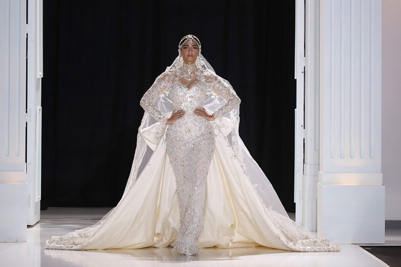 Блестящая бахрома и смелые эксперименты в коллекции Ralph & Russo Couture FW’17